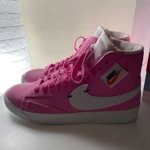 Girls sz 7 Nike multi color swoosh